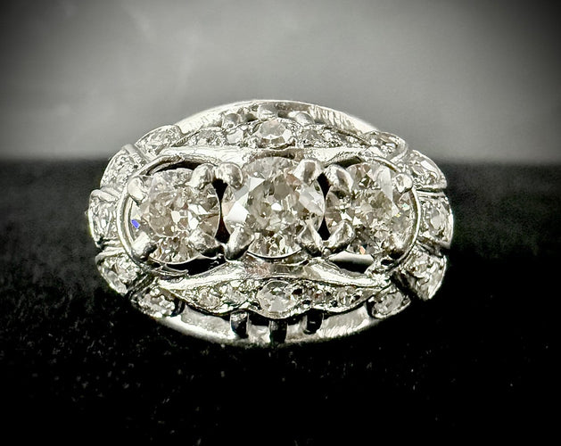 Bague 50 Bague trilogie style Art déco en or blanc 18 carats et diamants 58 Facettes Bague 006