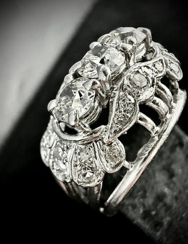Bague 50 Bague trilogie style Art déco en or blanc 18 carats et diamants 58 Facettes Bague 006