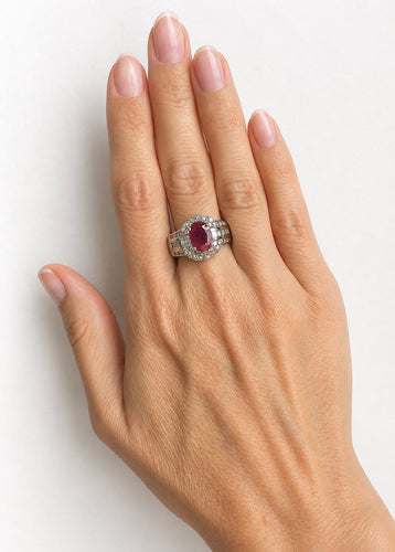 Bague 55.5 Bague - Rubis ovale env. 2 ct et diamants en or blanc 18 carats 58 Facettes Bague 008