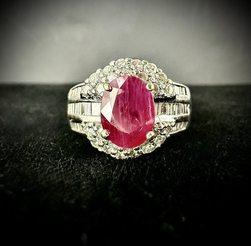 Bague 55.5 Bague - Rubis ovale env. 2 ct et diamants en or blanc 18 carats 58 Facettes Bague 008