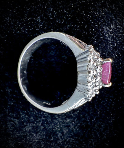 Bague 55.5 Bague - Rubis ovale env. 2 ct et diamants en or blanc 18 carats 58 Facettes Bague 008
