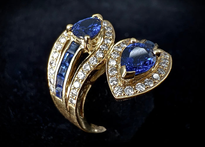 Bague 54.5 Bague - Saphirs poire et calibrés, diamants en or jaune 18 carats 58 Facettes Bague 009