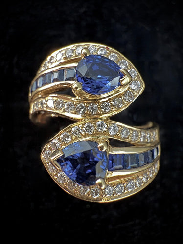 Bague 54.5 Bague - Saphirs poire et calibrés, diamants en or jaune 18 carats 58 Facettes Bague 009