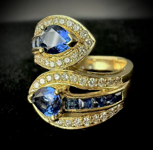 Bague 54.5 Bague - Saphirs poire et calibrés, diamants en or jaune 18 carats 58 Facettes Bague 009