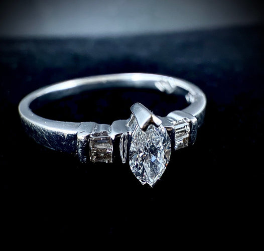 Bague 54 Bague marquise en or blanc 18 carats avec diamants 58 Facettes Bague 012