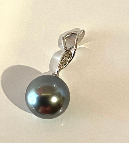 Pendentif Pendentif en or blanc 18 carats avec perle de Tahiti et diamants 58 Facettes AB724