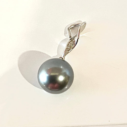 Pendentif Pendentif en or blanc 18 carats avec perle de Tahiti et diamants 58 Facettes AB724