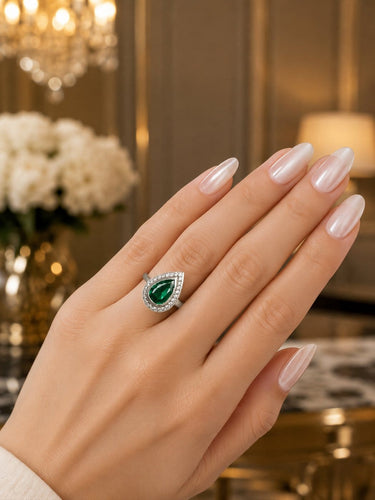 Bague 55 Bague poire en or blanc 18k avec émeraude de Zambie et diamants 58 Facettes 50464