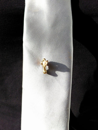 Épingle à cravate patte d’aigle en or jaune 18 carats avec perle 58 Facettes id: 1757846