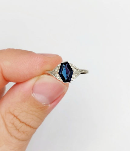 Bague 57 Bague Art déco en or blanc 18k et verre bleu (circa 1920) 58 Facettes A07151