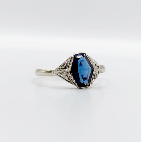 Bague 57 Bague Art déco en or blanc 18k et verre bleu (circa 1920) 58 Facettes A07151