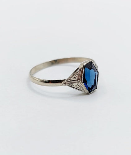 Bague 57 Bague Art déco en or blanc 18k et verre bleu (circa 1920) 58 Facettes A07151