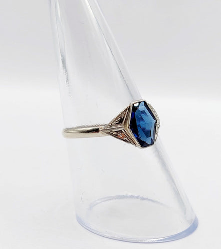 Bague 57 Bague Art déco en or blanc 18k et verre bleu (circa 1920) 58 Facettes A07151