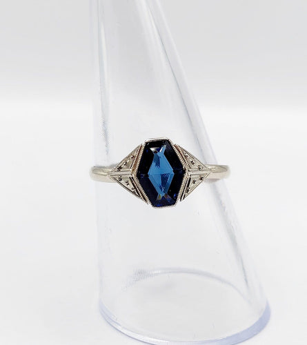 Bague 57 Bague Art déco en or blanc 18k et verre bleu (circa 1920) 58 Facettes A07151