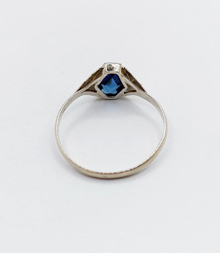 Bague 57 Bague Art déco en or blanc 18k et verre bleu (circa 1920) 58 Facettes A07151