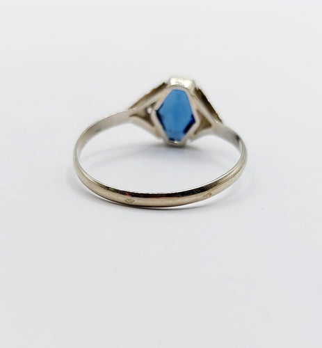 Bague 57 Bague Art déco en or blanc 18k et verre bleu (circa 1920) 58 Facettes A07151