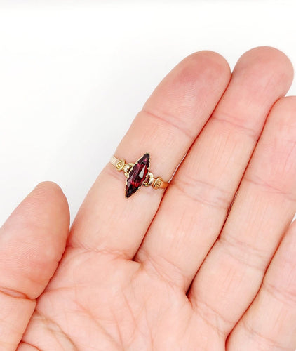 Bague 60 Bague marquise - Grenat taille navette en or rose 18k sur paillons 58 Facettes A07199