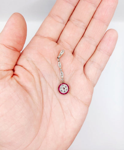 Pendentif Pendentif cible Art déco en or 18k et platine, diamants et rubis synthétiques 58 Facettes A07207