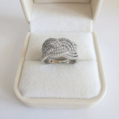 Bague 60.5 Bague tressée en or blanc 18 carats et diamants 58 Facettes 1781