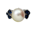 Bague 48 Bague perle et saphirs en or blanc 750 et platine, époque 1950 58 Facettes C2245