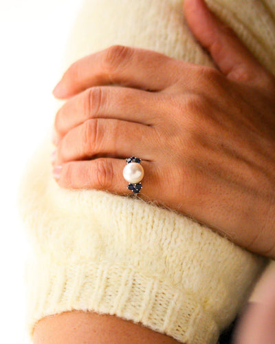 Bague 48 Bague perle et saphirs en or blanc 750 et platine, époque 1950 58 Facettes C2245