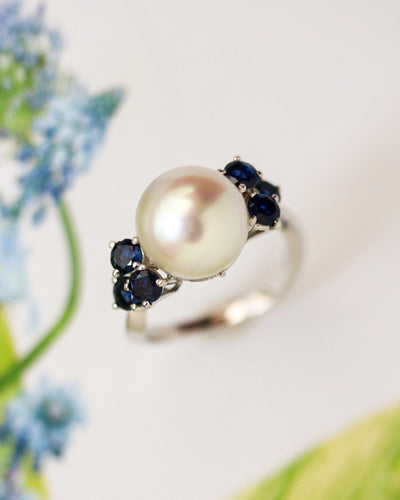 Bague 48 Bague perle et saphirs en or blanc 750 et platine, époque 1950 58 Facettes C2245