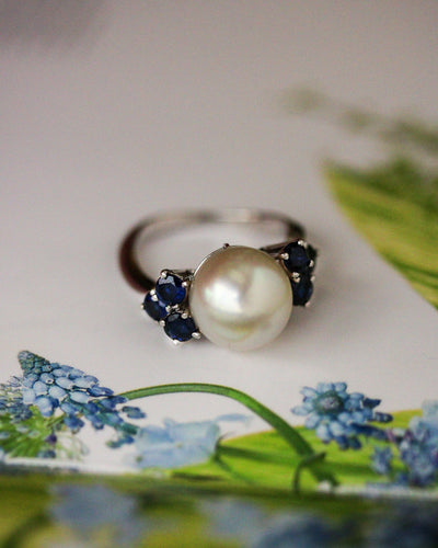 Bague 48 Bague perle et saphirs en or blanc 750 et platine, époque 1950 58 Facettes C2245