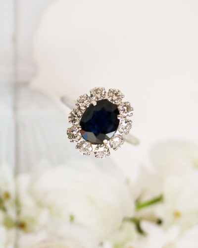 Bague 53 Bague pompadour 1950 en or blanc 750 avec saphir et diamants 58 Facettes A12060