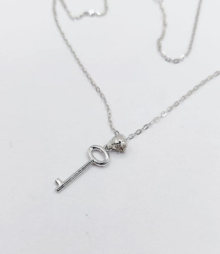 Collier Collier et pendentif clé vintage en or blanc 18k et diamants 58 Facettes A07033 et A07034