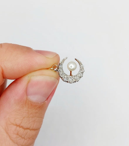 Pendentif Pendentif croissant de lune ancien en or 18k, platine, diamants et perle 58 Facettes A07054