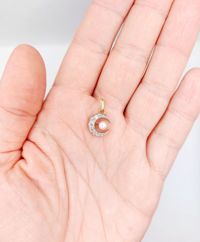 Pendentif Pendentif croissant de lune ancien en or 18k, platine, diamants et perle 58 Facettes A07054