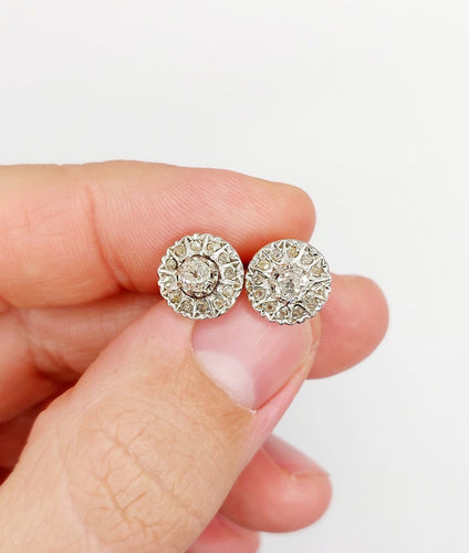 Boucles d'oreilles Puces d’oreilles marguerite anciennes en or 18k et platine, diamants 58 Facettes A07047