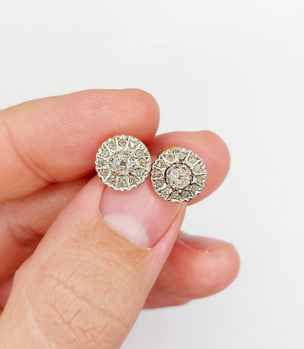 Boucles d'oreilles Puces d’oreilles marguerite anciennes en or 18k et platine, diamants 58 Facettes A07047