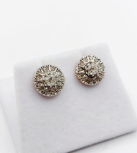 Boucles d'oreilles Puces d’oreilles marguerite anciennes en or 18k et platine, diamants 58 Facettes A07047