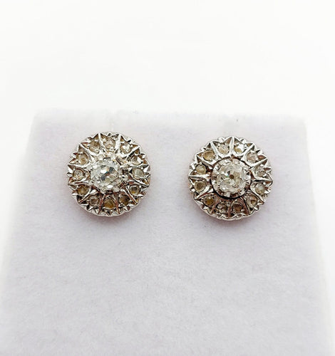 Boucles d'oreilles Puces d’oreilles marguerite anciennes en or 18k et platine, diamants 58 Facettes A07047