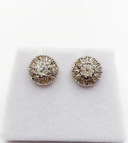 Boucles d'oreilles Puces d’oreilles marguerite anciennes en or 18k et platine, diamants 58 Facettes A07047