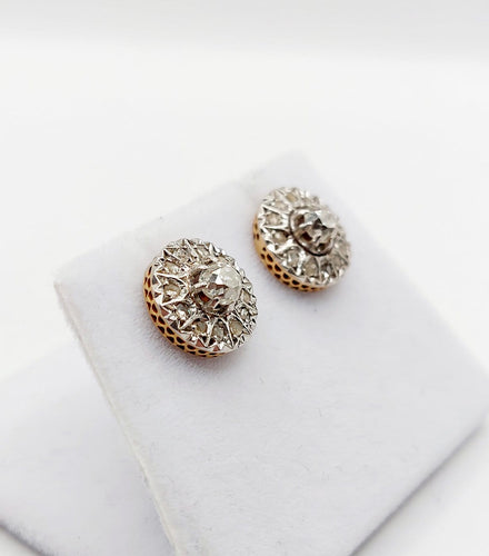 Boucles d'oreilles Puces d’oreilles marguerite anciennes en or 18k et platine, diamants 58 Facettes A07047
