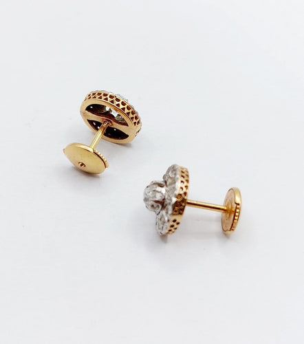 Boucles d'oreilles Puces d’oreilles marguerite anciennes en or 18k et platine, diamants 58 Facettes A07047