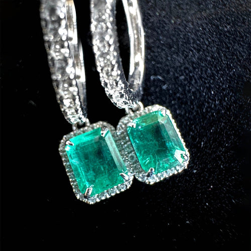 Boucles d'oreilles Boucles d'oreilles pendantes en or blanc, émeraudes et diamants 58 Facettes