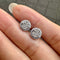 Boucles d'oreilles AITCHES Embrace - Boucles d'oreilles halo en or blanc 18K et diamants 58 Facettes GER1351WG