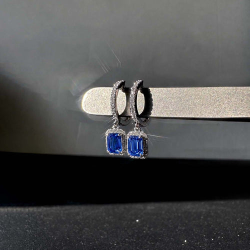Boucles d'oreilles Boucles d'oreilles pendantes en or blanc 18K, saphirs et diamants 58 Facettes GER1042WG