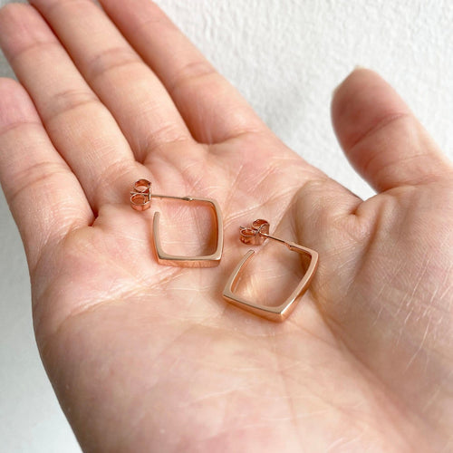 Boucles d'oreilles AITCHES - Jullie Square Earrings in Pink Gold Plated 925 Silver 58 Facettes SER1002RG