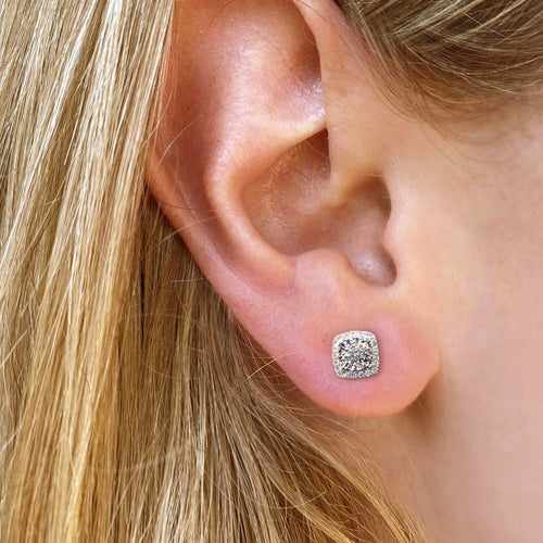 Boucles d'oreilles Embrace - Puces d'oreilles halo coussin en or blanc 18K et diamants 58 Facettes GER1354WG