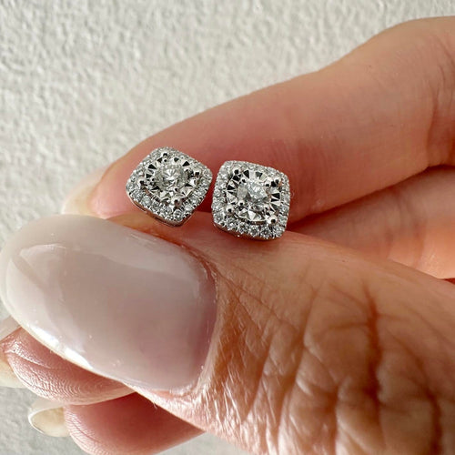 Boucles d'oreilles Embrace - Puces d'oreilles halo coussin en or blanc 18K et diamants 58 Facettes GER1354WG