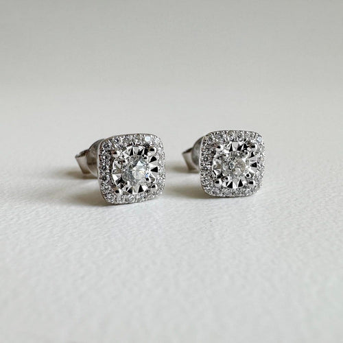 Boucles d'oreilles Embrace - Puces d'oreilles halo coussin en or blanc 18K et diamants 58 Facettes GER1354WG