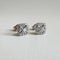 Boucles d'oreilles Embrace - Puces d'oreilles halo coussin en or blanc 18K et diamants 58 Facettes GER1354WG