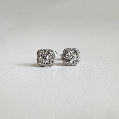 Boucles d'oreilles Embrace - Puces d'oreilles halo coussin en or blanc 18K et diamants 58 Facettes GER1354WG