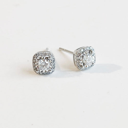 Boucles d'oreilles AITCHES - Boucles d'oreilles puces Embrace halo diamants en or blanc 18K 58 Facettes GER1354WG