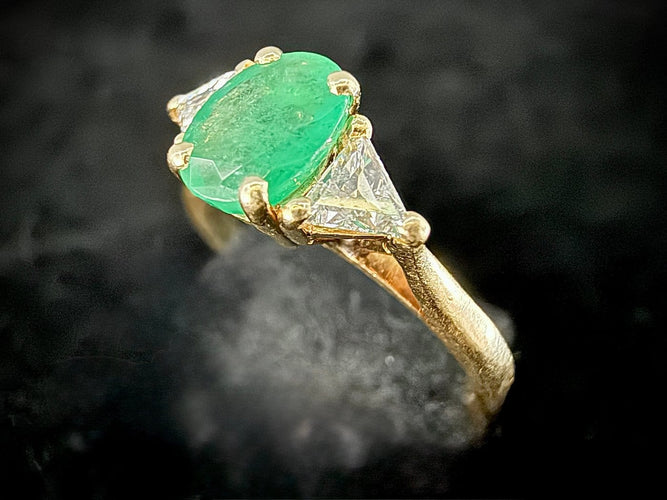 Bague 53 Bague en or jaune 18 carats, émeraude naturelle 0,70 ct, 2 diamants 58 Facettes bague emeraude