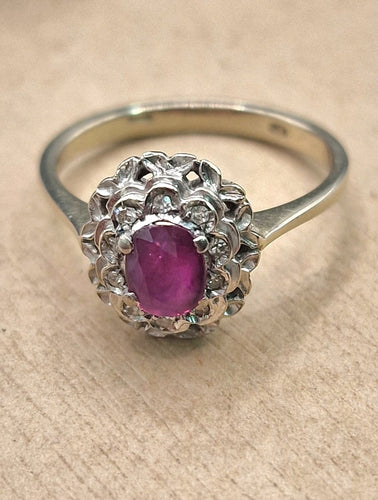 Bague 54 Bague cluster rubis des années 1960-1970 en or blanc 58 Facettes CV-054